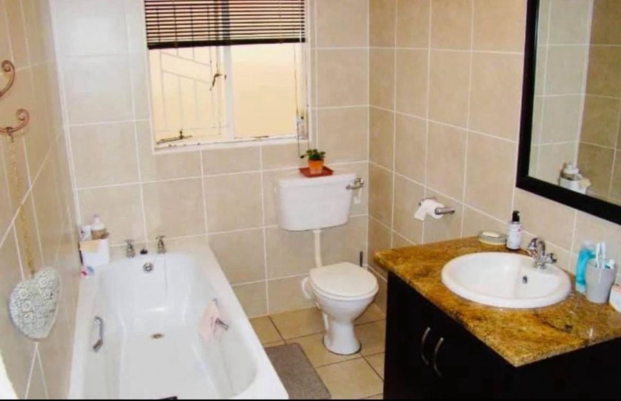 2 Bedroom Property for Sale in Langenhovenpark Free State